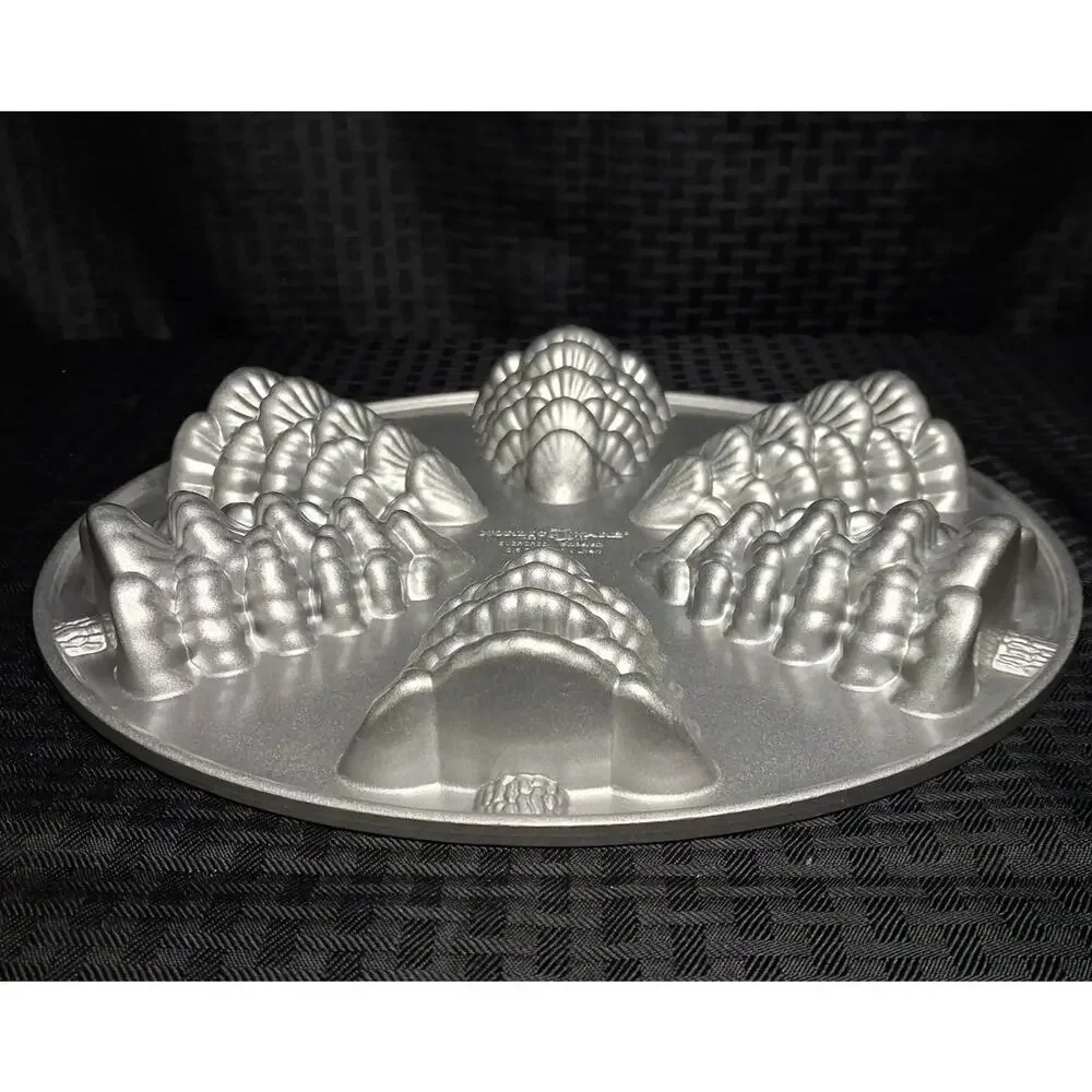 Nordic Ware Evergreen Cakelets Mold Pan 2.5 Cups Christmas Tree Cast Aluminum